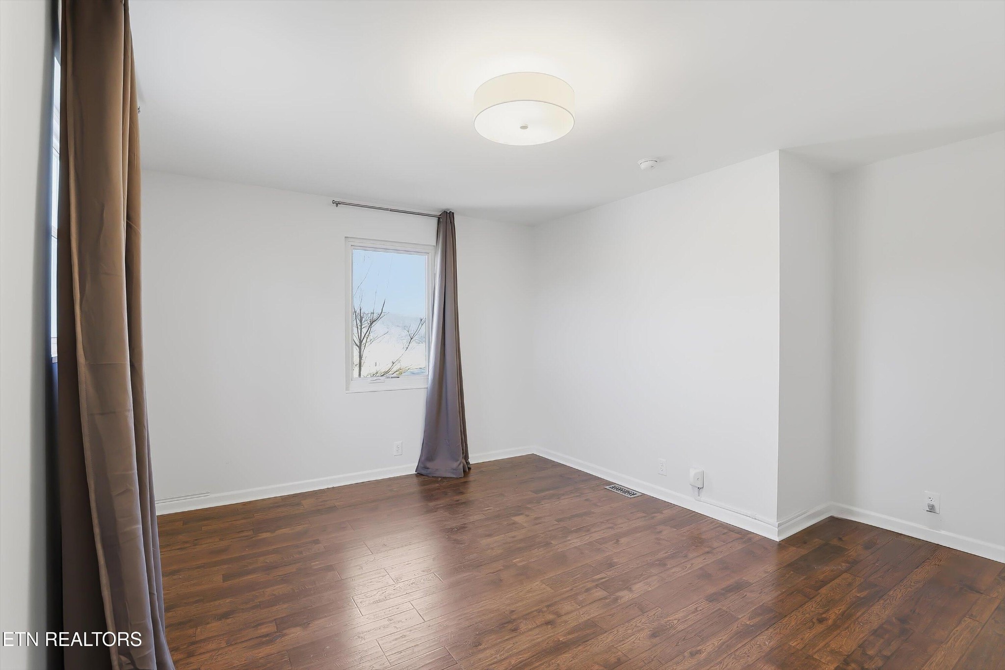 6120 Cline Road Knoxville, TN 37938 - Photo 13 of 29 an empty room with wooden floor and windows