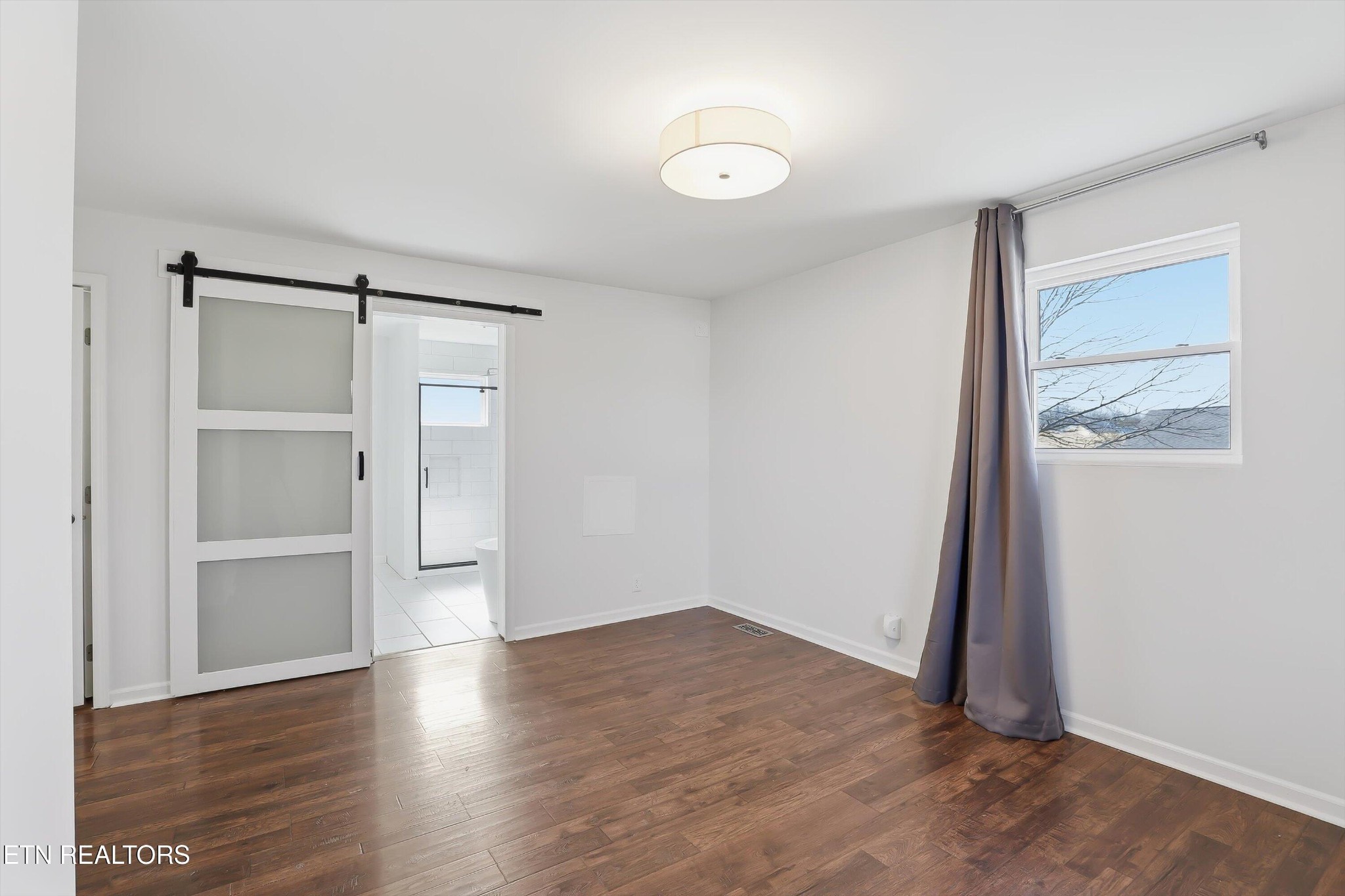 6120 Cline Road Knoxville, TN 37938 - Photo 14 of 29 an empty room with wooden floor and closet
