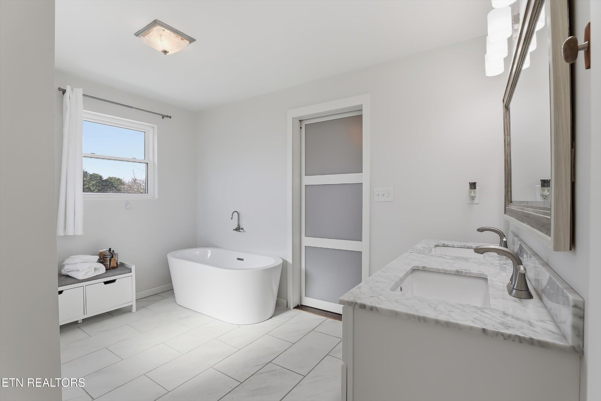 6120 Cline Road Knoxville, TN 37938 - Photo 15 of 29 a spacious bathroom with a granite countertop sink and a bathtub