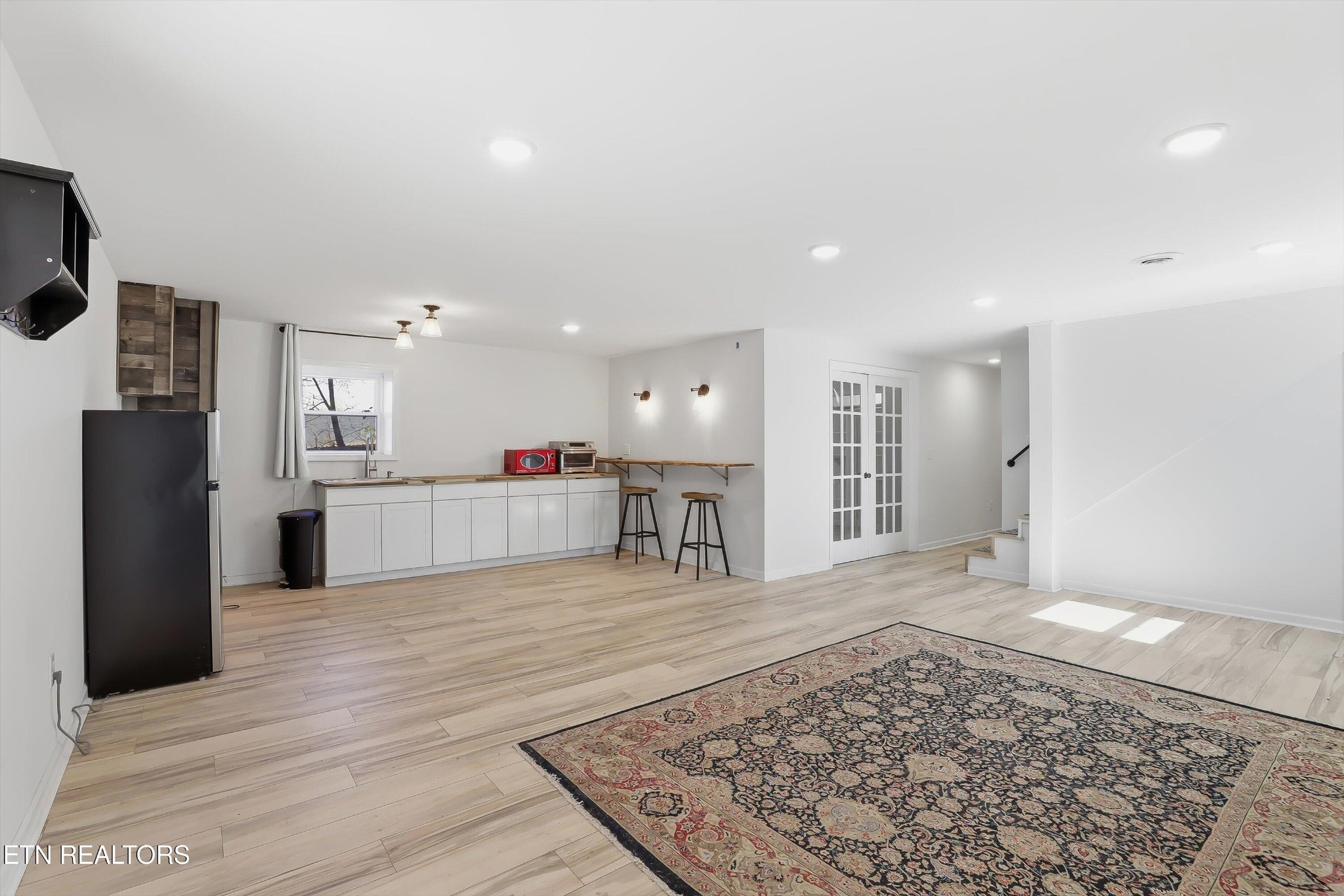 6120 Cline Road Knoxville, TN 37938 - Photo 17 of 29 a view of a kitchen with kitchen island granite countertop a refrigerator and a sink