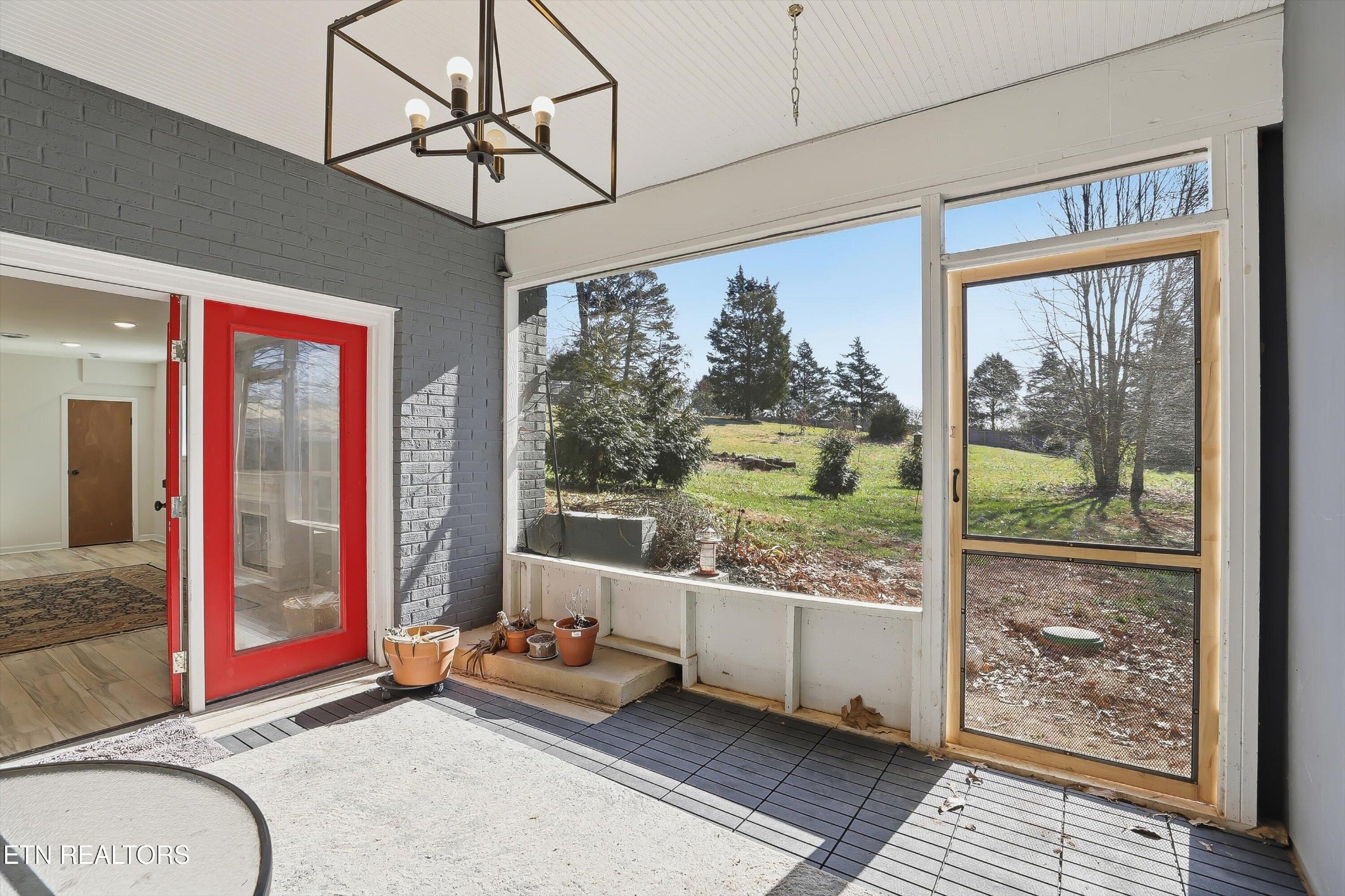 6120 Cline Road Knoxville, TN 37938 - Photo 20 of 29 a very nice looking room with a large window
