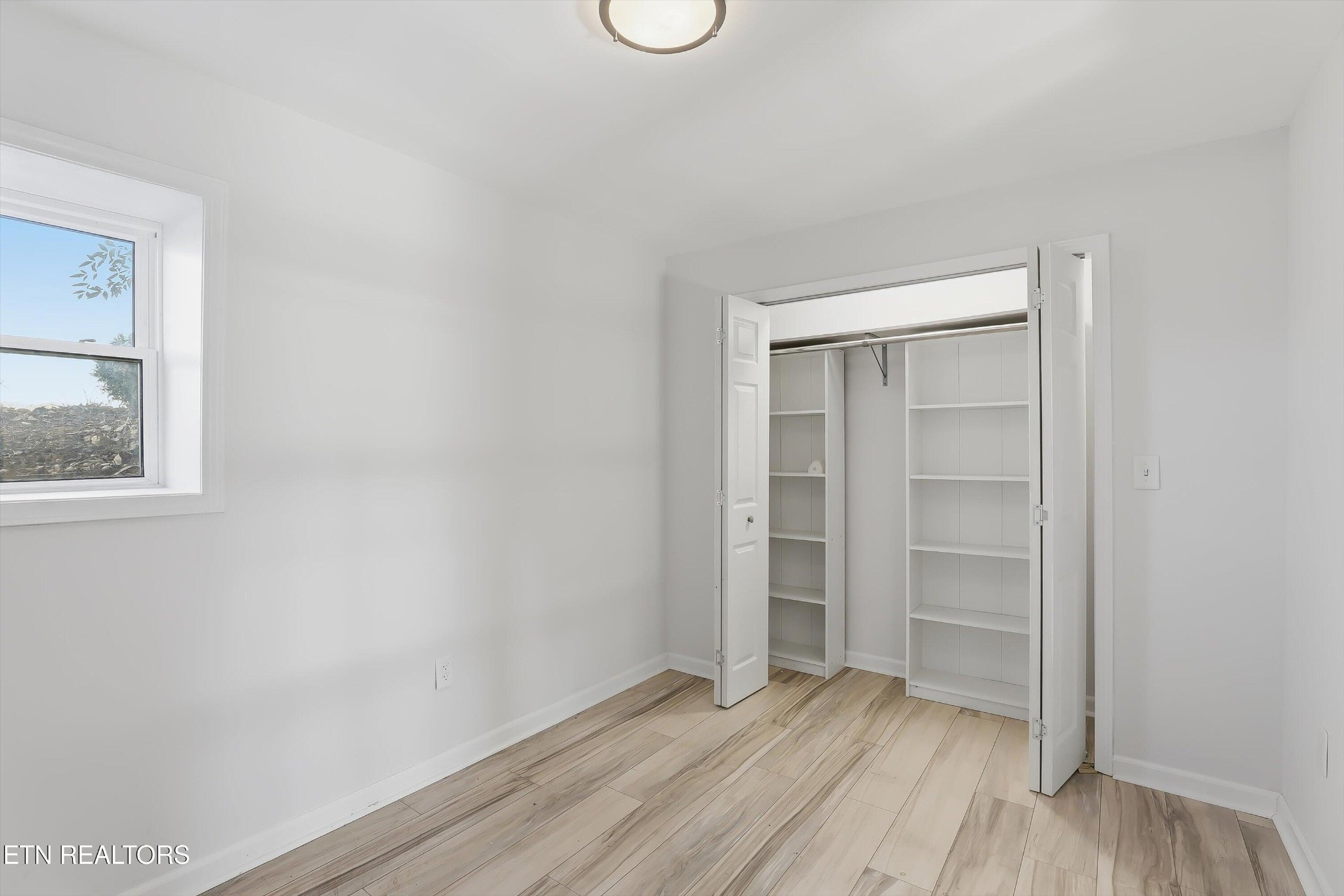 6120 Cline Road Knoxville, TN 37938 - Photo 21 of 29 a view of an empty room with wooden floor and window