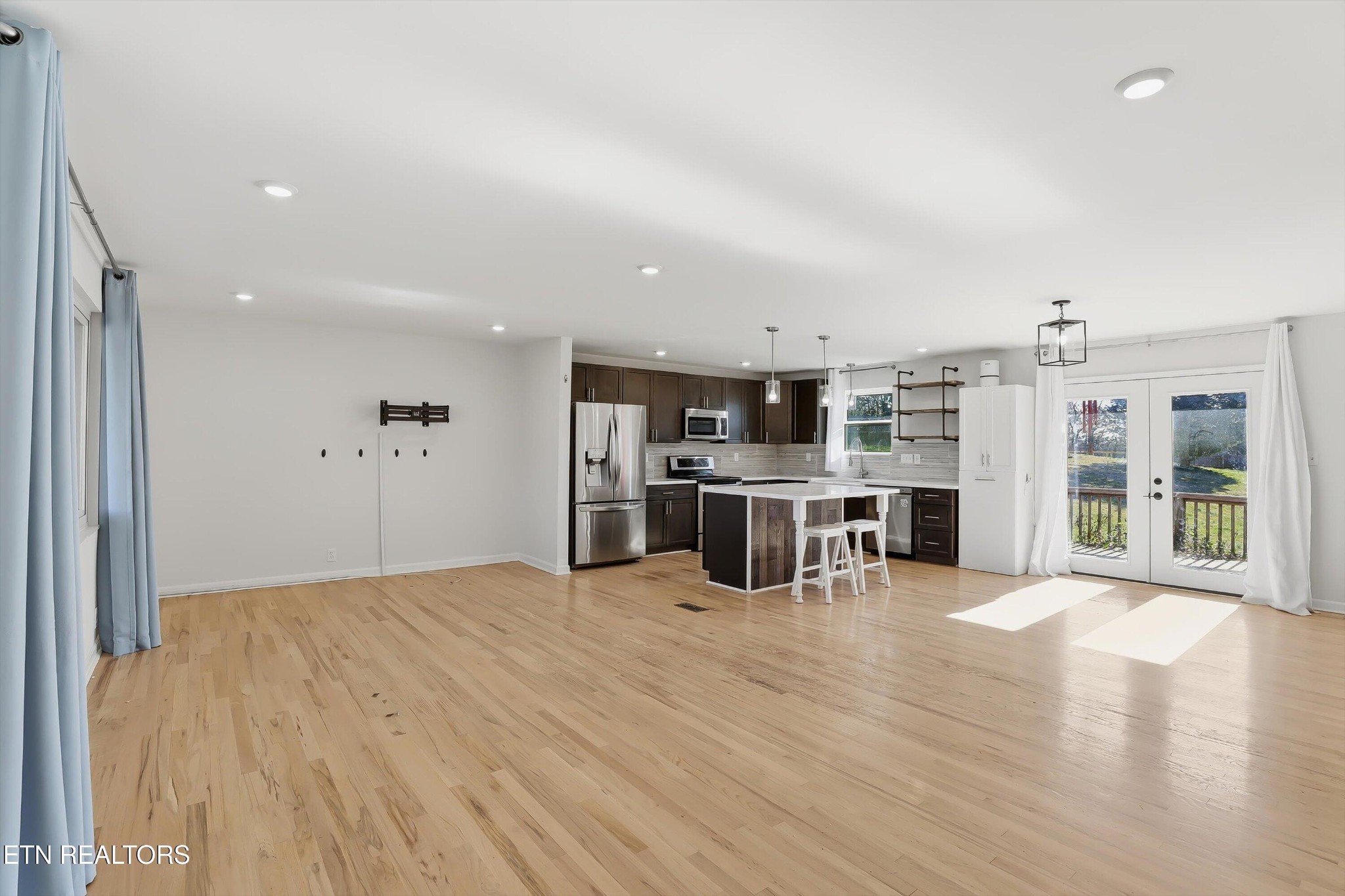 6120 Cline Road Knoxville, TN 37938 - Photo 5 of 29 a view of kitchen with stainless steel appliances kitchen island