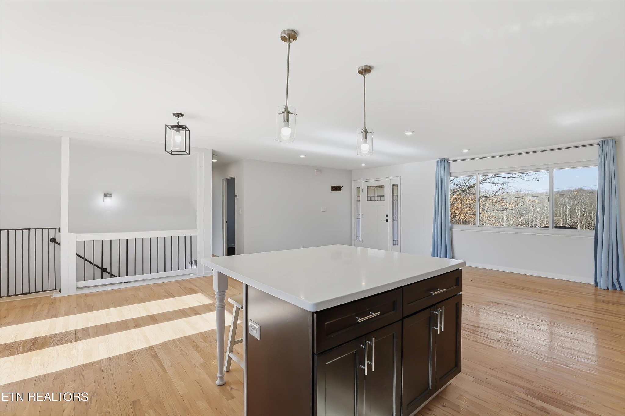 6120 Cline Road Knoxville, TN 37938 - Photo 9 of 29 a very nice looking room with a large window