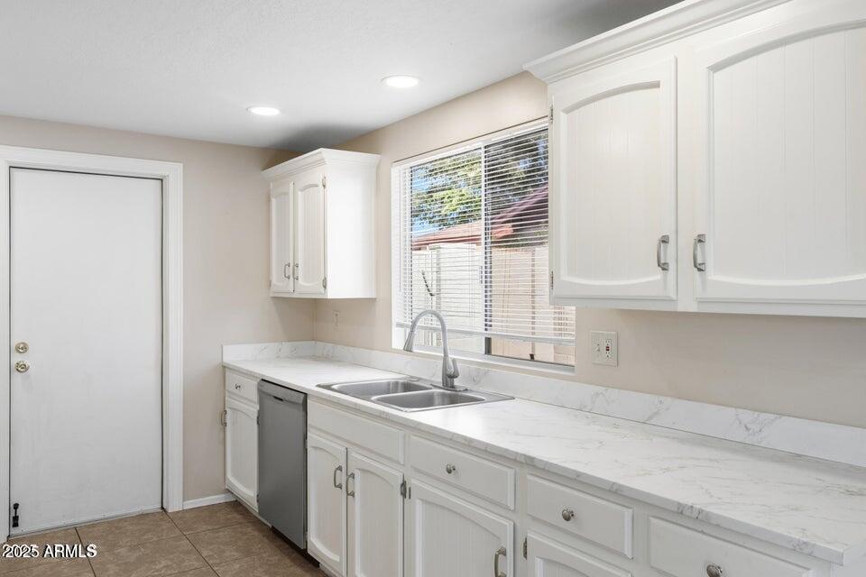 1525 West El Alba Way Chandler, AZ 85224 - Photo 11 of 33 a kitchen with a sink and a window