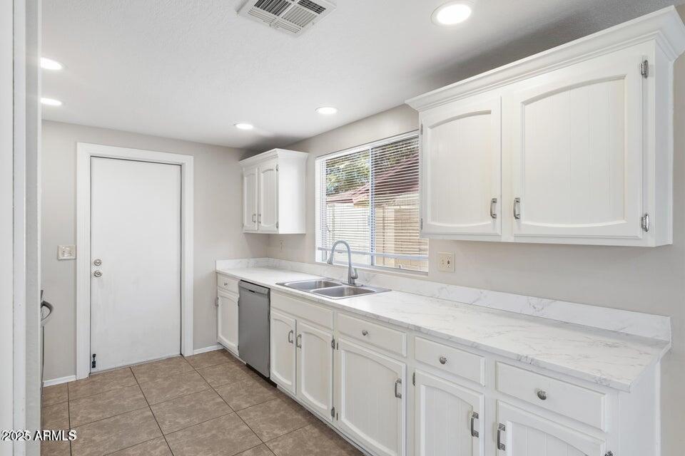 1525 West El Alba Way Chandler, AZ 85224 - Photo 13 of 33 a kitchen with sink cabinets and window
