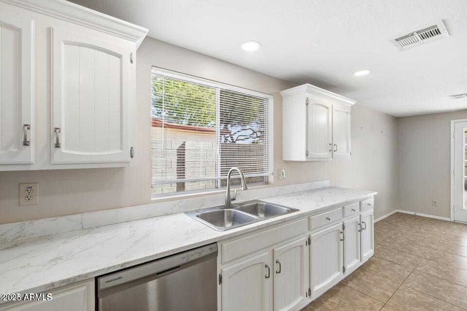 1525 West El Alba Way Chandler, AZ 85224 - Photo 16 of 33 a kitchen with sink cabinets and window