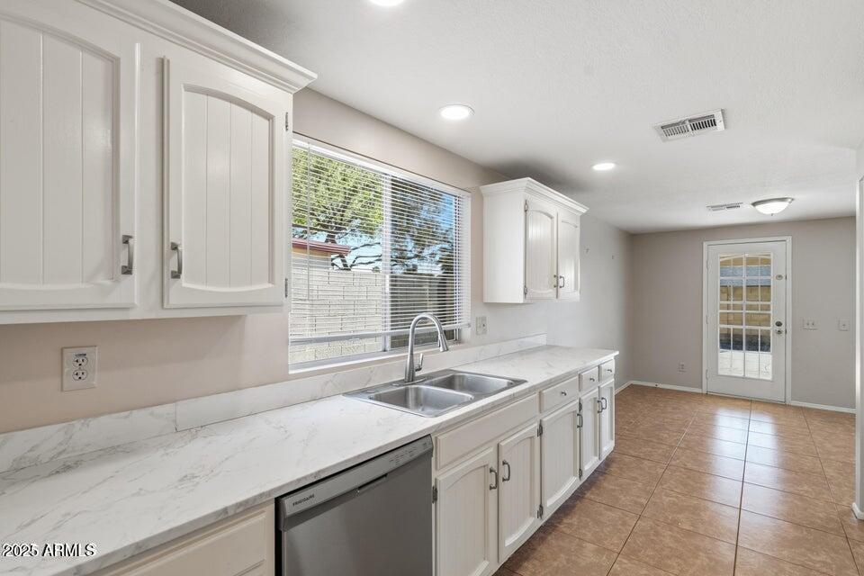 1525 West El Alba Way Chandler, AZ 85224 - Photo 18 of 33 a kitchen with a sink and cabinets