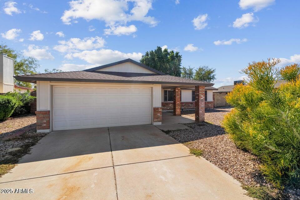 1525 West El Alba Way Chandler, AZ 85224 - Photo 6 of 33 a front view of a house with garden