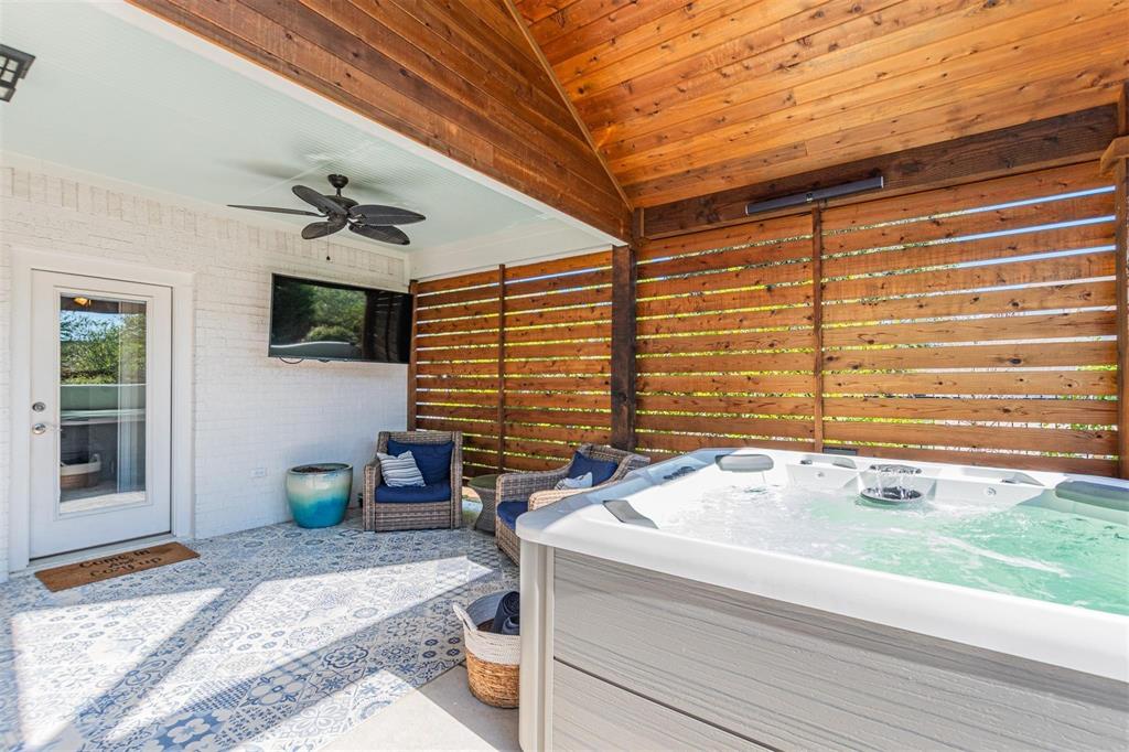 400 Prairie Run Aledo, TX 76008 - Photo 26 of 36 a bathroom with a bathtub and a sink
