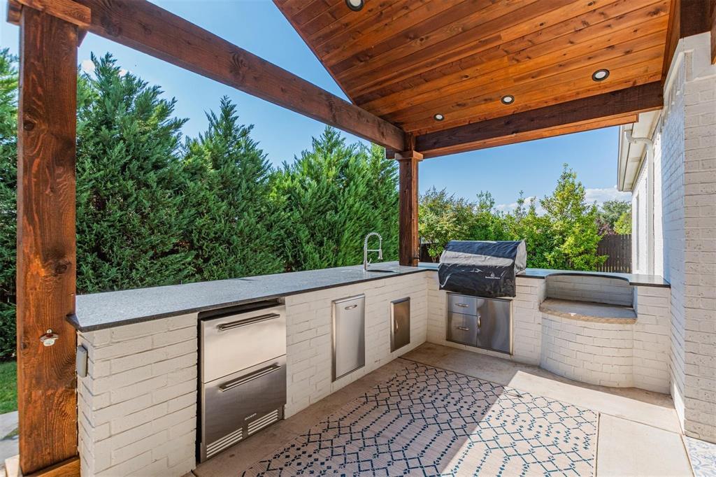 400 Prairie Run Aledo, TX 76008 - Photo 29 of 36 a view of a backyard with sitting area