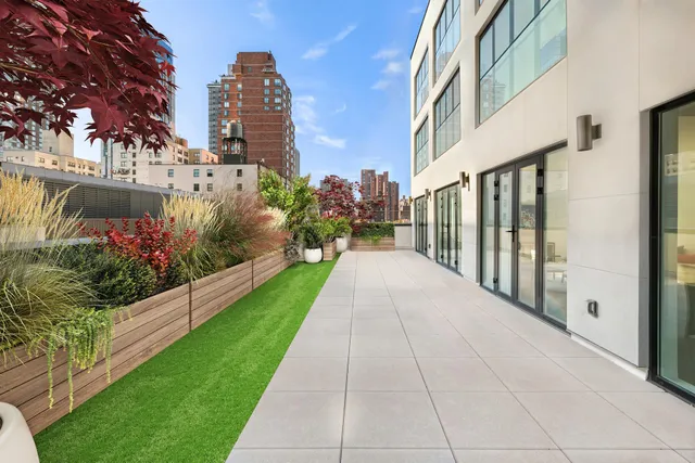 $4,295,000 | 427 East 90th Street, Unit PH9 | Upper East Side