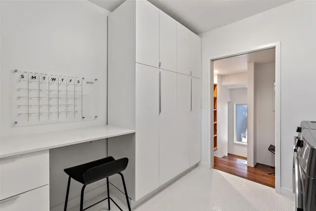 a view of livingroom with furniture