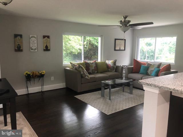 308 Penn Road Pasadena, MD 21122 - Photo 5 of 54 Living area
