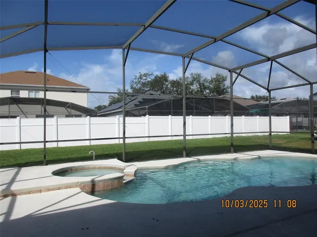 a view of a backyard