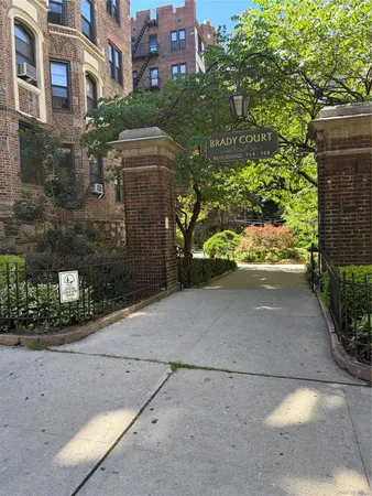 $285,000 | 758 Brady Avenue, Unit 112 | Pelham Parkway