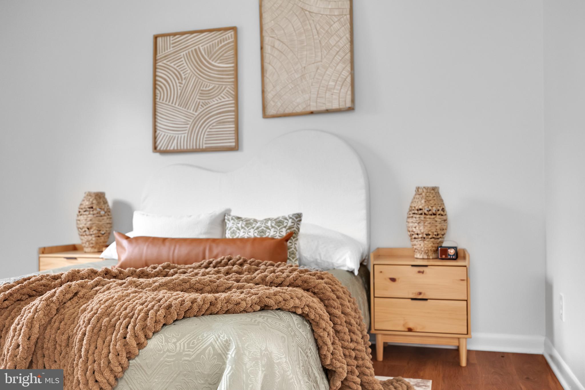 11637 Stoneview Square, Unit 2B Reston, VA 20191 - Photo 17 of 31 a bedroom with a bed and a lamp on dresser