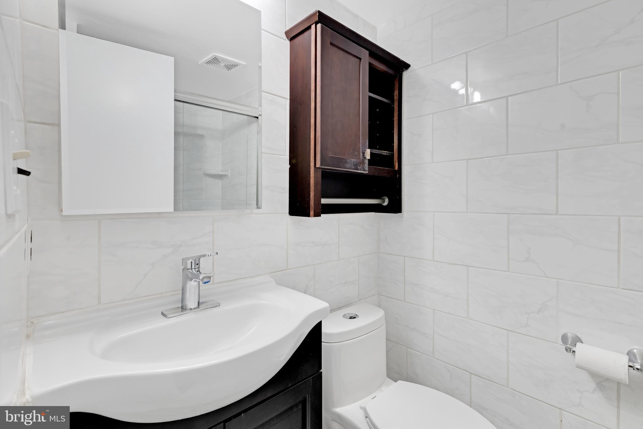 11637 Stoneview Square, Unit 2B Reston, VA 20191 - Photo 20 of 31 a bathroom with a sink toilet and mirror