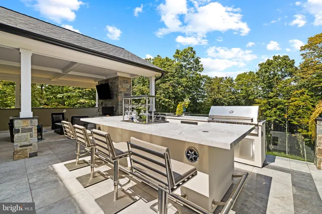 a view of an outside dining space with furniture