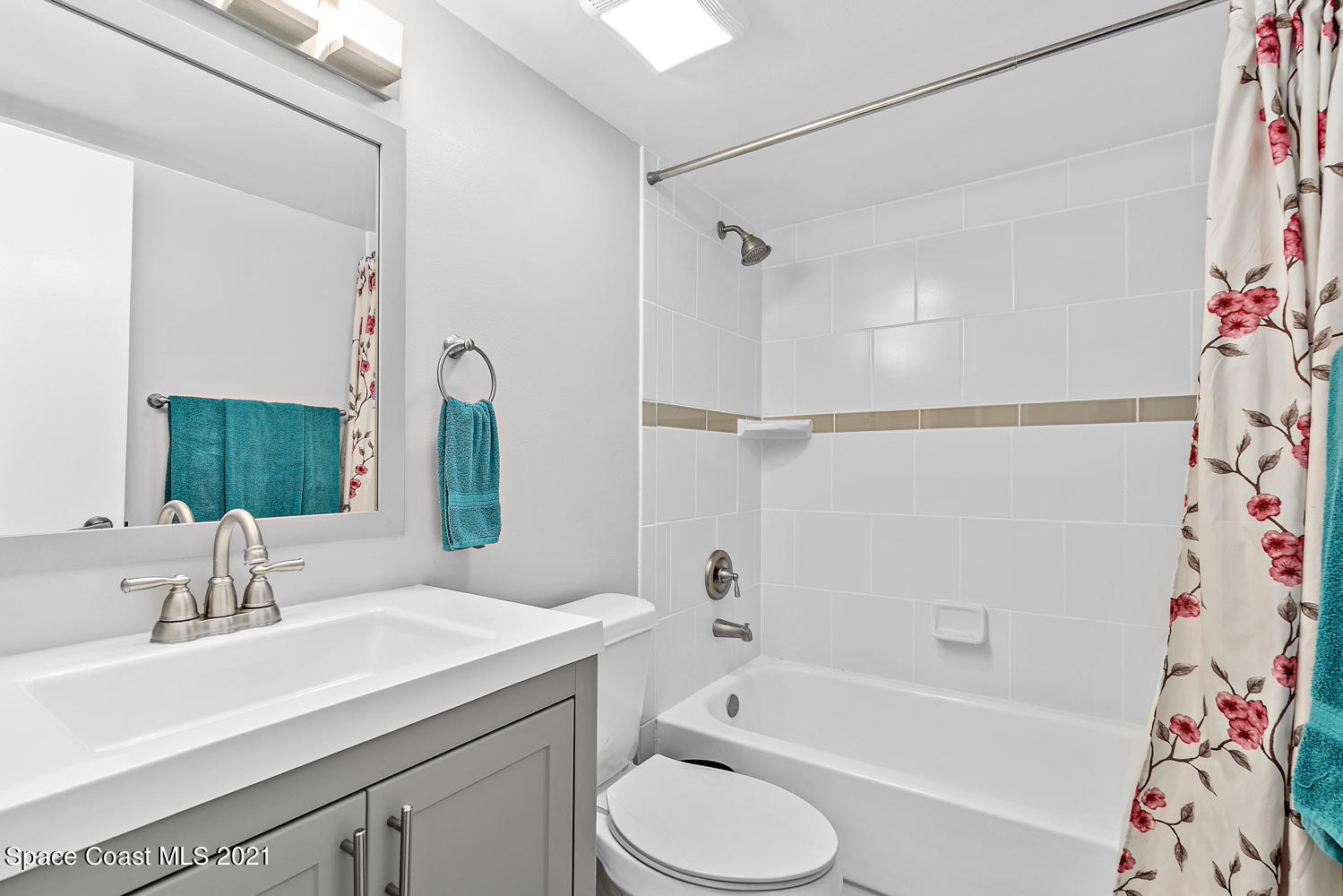 513 Seaport Boulevard, Unit 194 Cape Canaveral, FL 32920 - Photo 17 of 32 Guest Bathroom