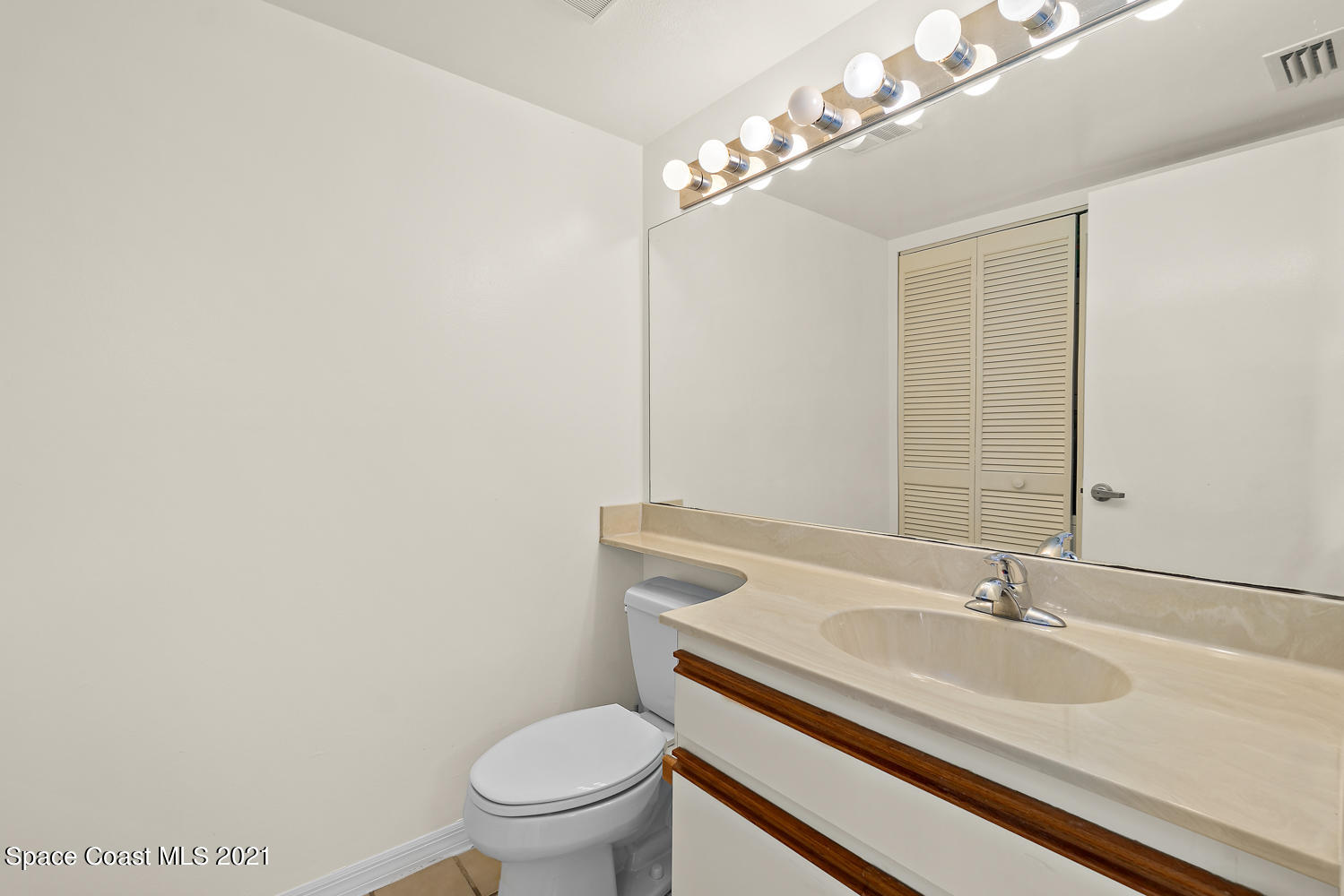 513 Seaport Boulevard, Unit 194 Cape Canaveral, FL 32920 - Photo 18 of 32 Half Bathroom
