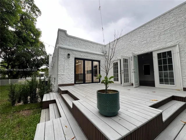 a view of a house with backyard and porch