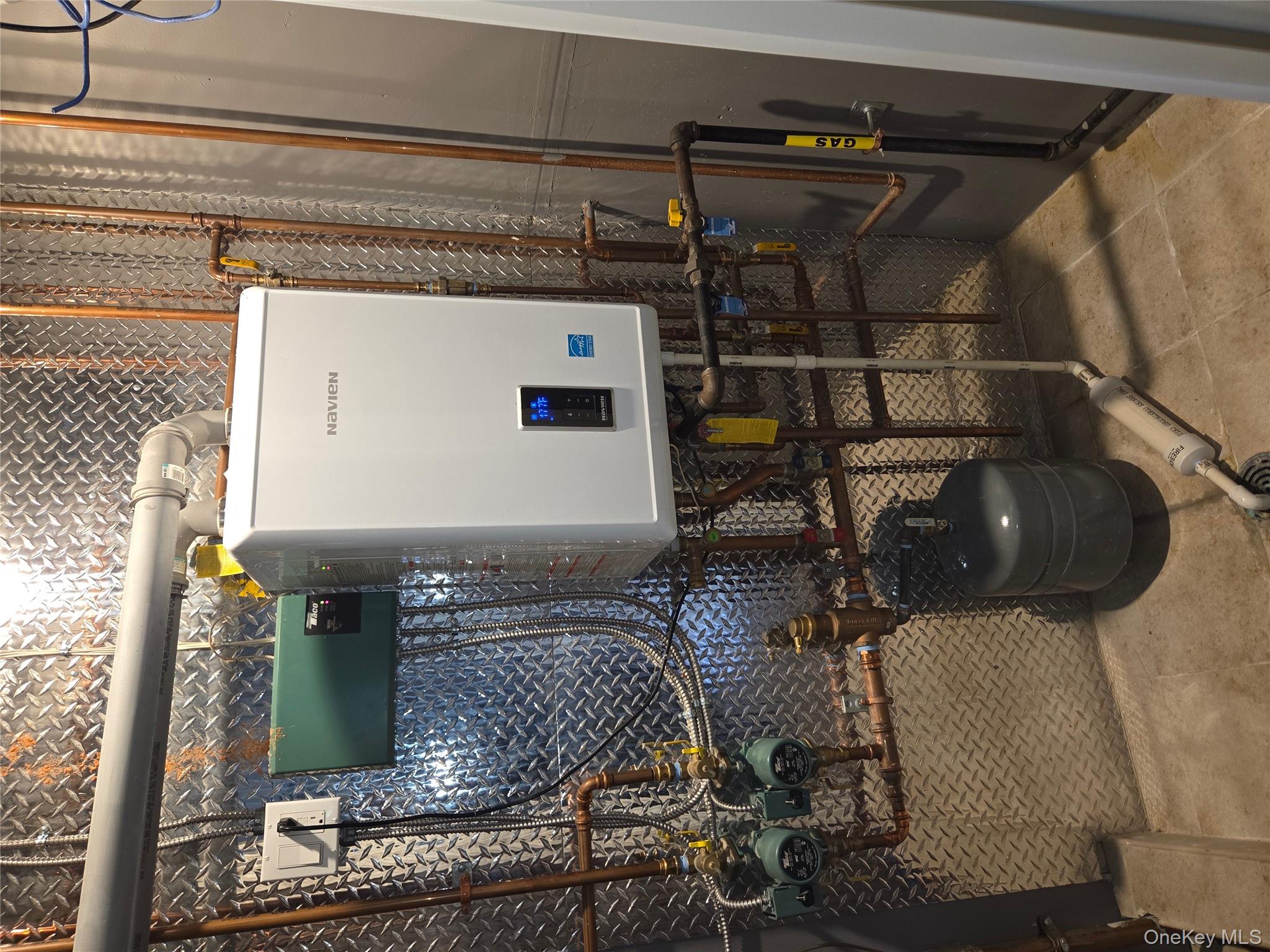 3095 Mullan Place Bronx, NY 10465 - Photo 5 of 12 Utilities featuring water heater