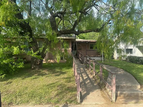 a view of a yard with table and chairs