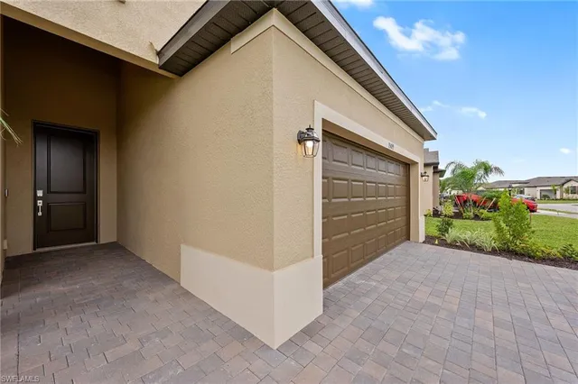 a view of entryway with a yard