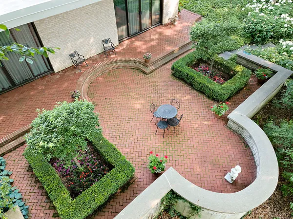 a view of a backyard
