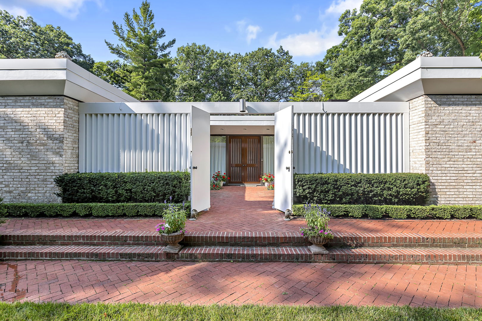 240 Shore Acres Circle Lake Bluff, IL 60044 - Photo 4 of 46