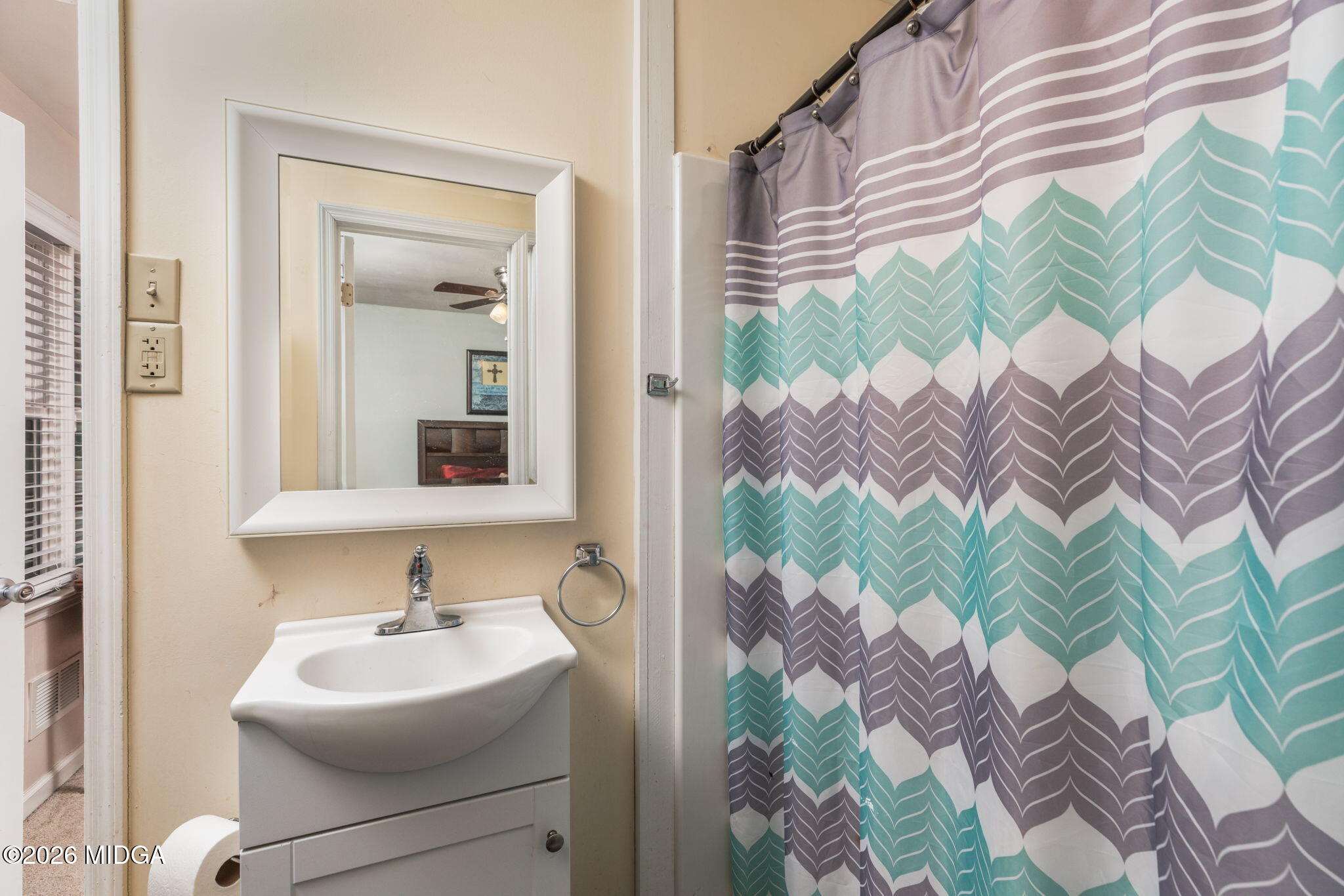 1422 Forest Hill Road Macon, GA 31210 - Photo 20 of 28 a bathroom with a sink toilet and mirror
