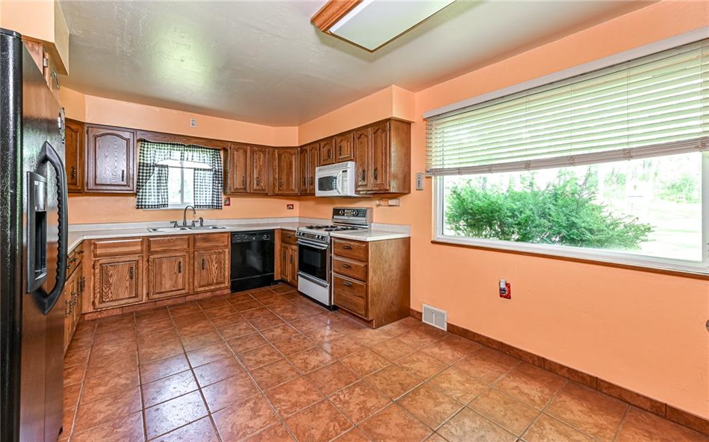 184 Mt Pleasant Road Warrendale, PA 15086 - Photo 3 of 27