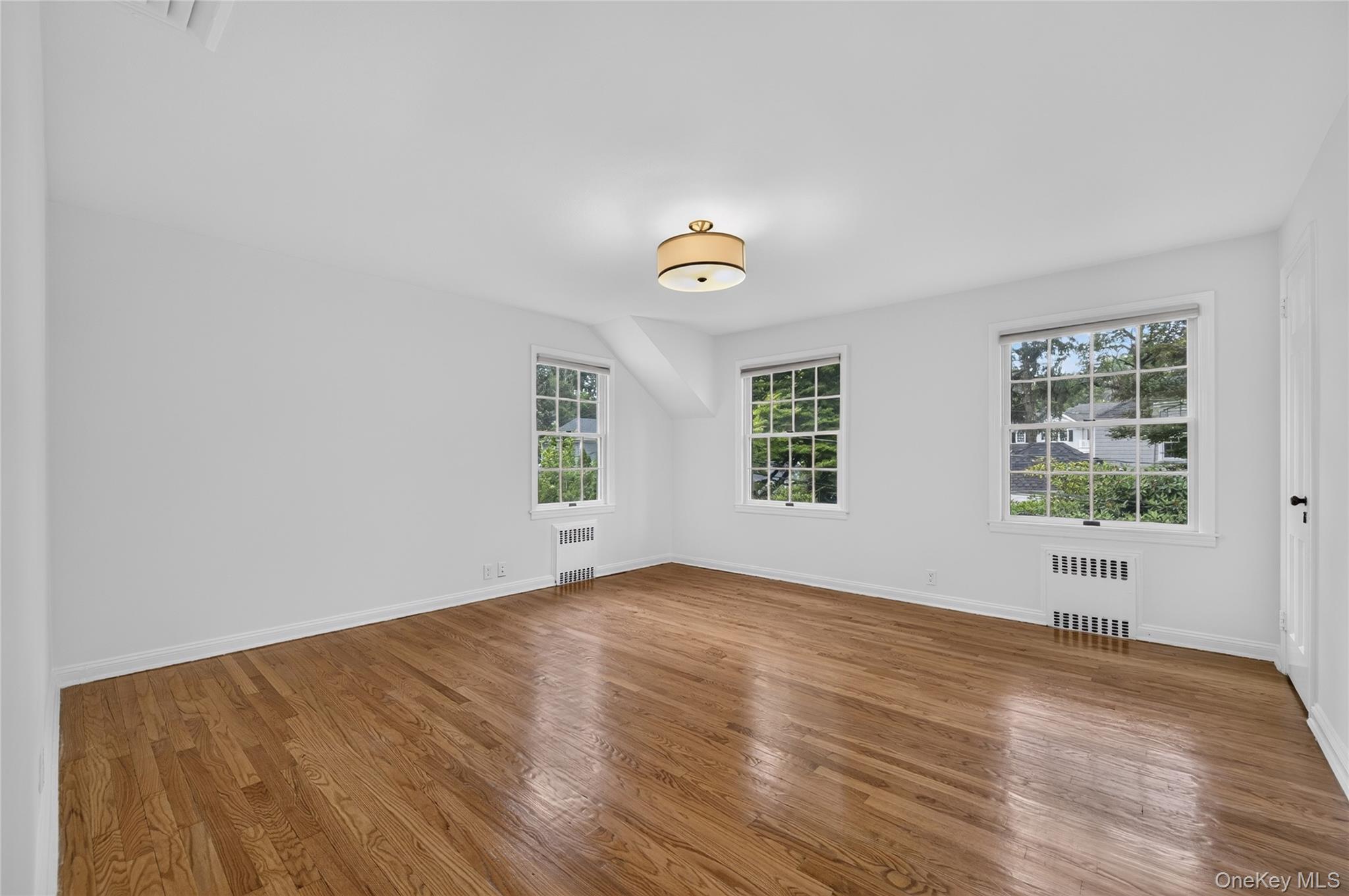 70 Woodedge Road Manhasset, NY 11030 - Photo 17 of 29 Gallery Image 17
