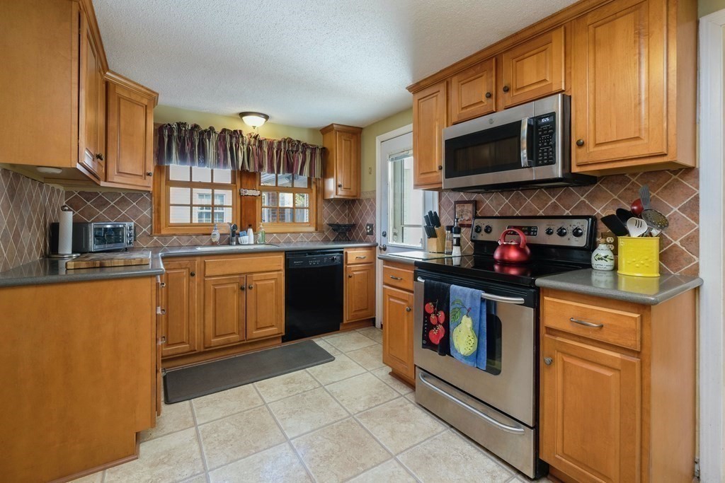 119 Bridle Path Road Springfield, MA 01118 - Photo 7 of 33