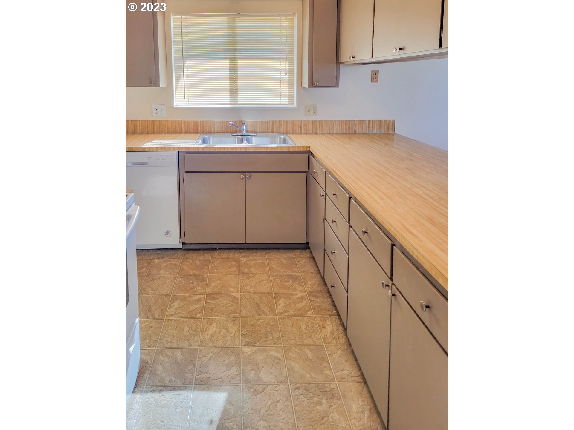 215 South 10th Street Lebanon, OR 97355 - Photo 8 of 9
