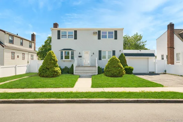 $714,000 | 21 Lido Parkway, Lindenhurst, NY 11757