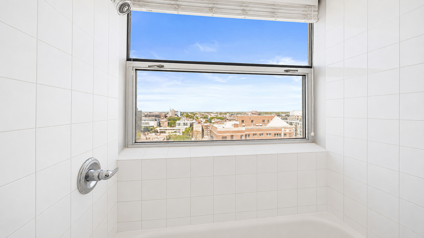 3110 North Sheridan Road, Unit 1807 Chicago, IL 60657 - Photo 15 of 21 a bathroom with a bathtub