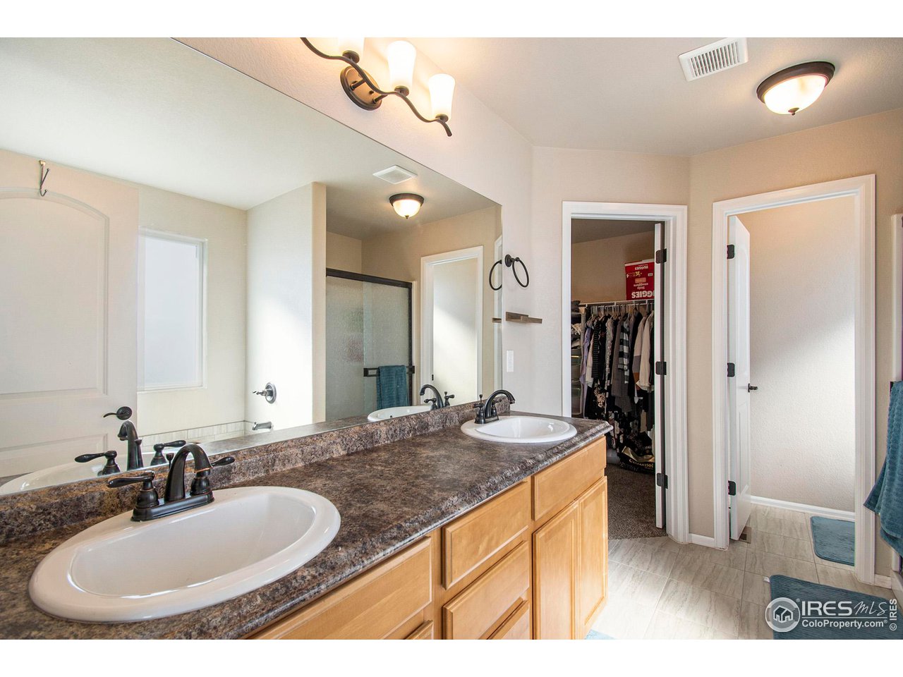 8524 15th St Road Greeley, CO 80634 - Photo 12 of 29 Primary 5-piece bathroom.
