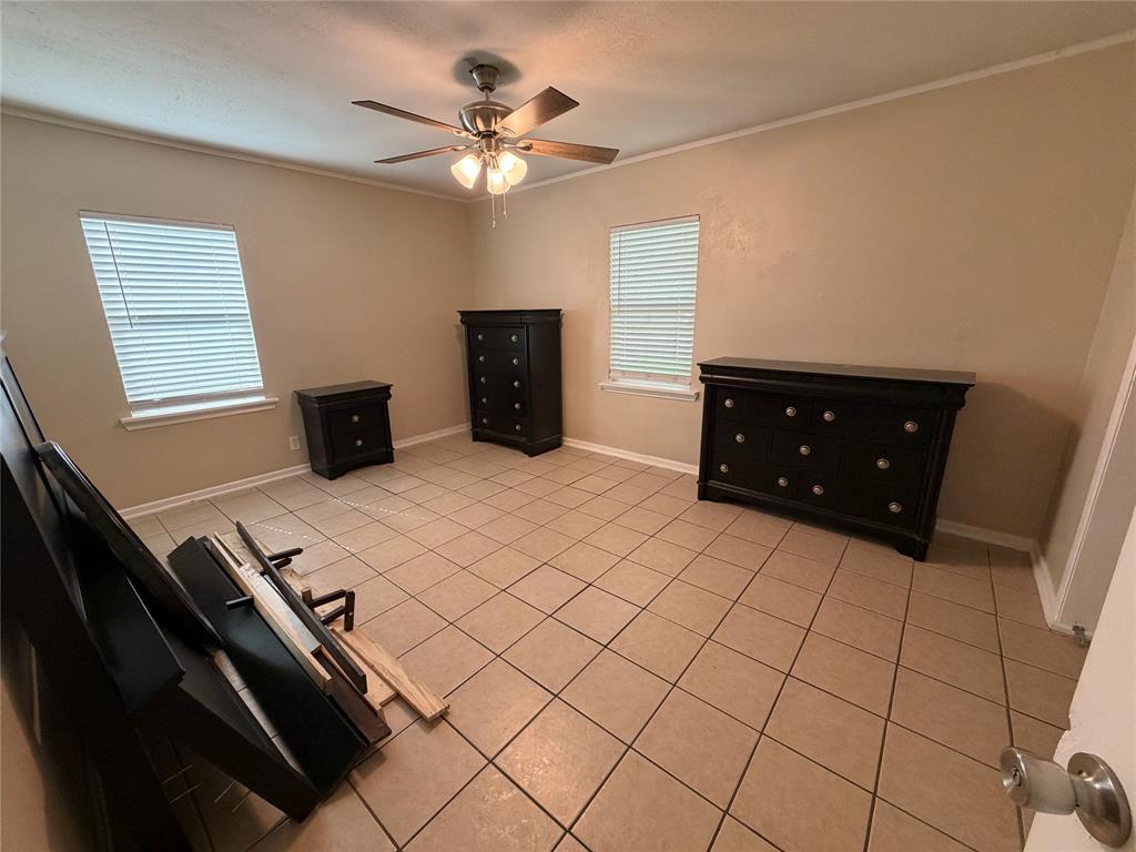 532 Northwest King Street Burleson, TX 76028 - Photo 14 of 17 a room with a bed and a table