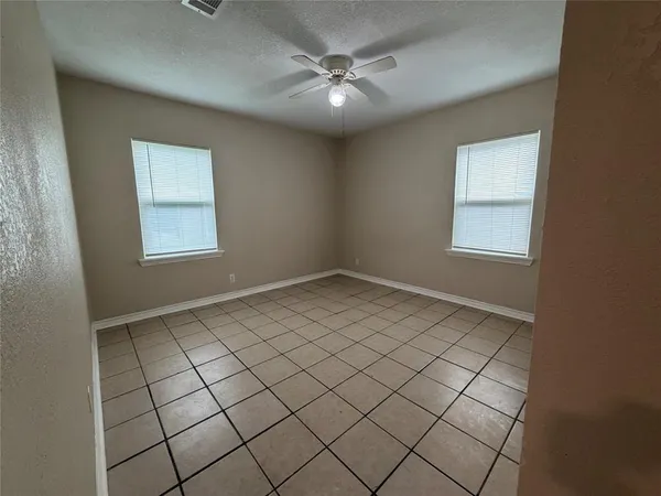 $1,550 | 532 Northwest King Street, Burleson, TX 76028