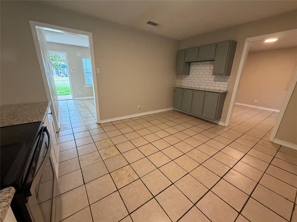 532 Northwest King Street Burleson, TX 76028 - Photo 4 of 17 a view of an empty room and wooden floor