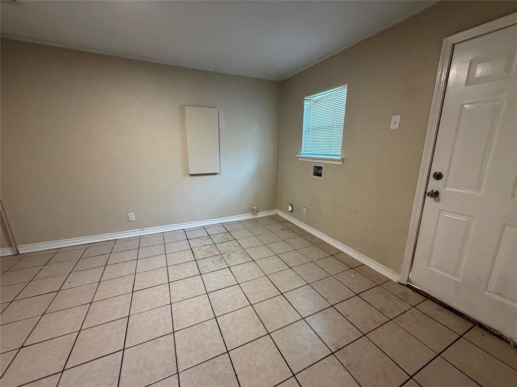 532 Northwest King Street Burleson, TX 76028 - Photo 6 of 17 a view of an empty room