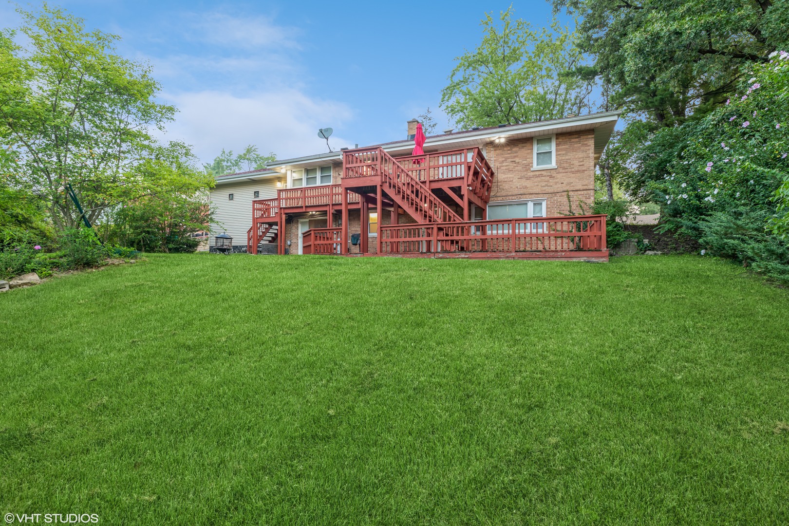 828 Exmoor Road Olympia Fields, IL 60461 - Photo 7 of 9 a front view of a house with garden