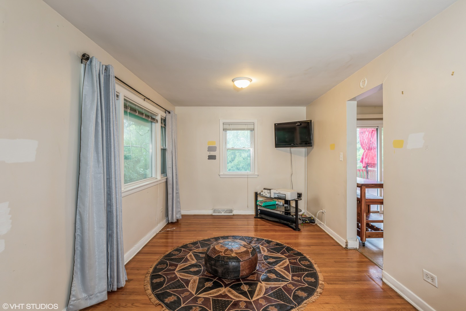 828 Exmoor Road Olympia Fields, IL 60461 - Photo 9 of 9 a room with furniture and a rug