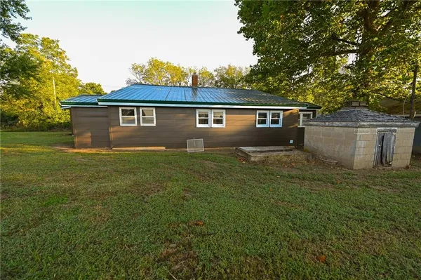 $215,000 | 9351 South 2700th Road, Harwood, MO 64750