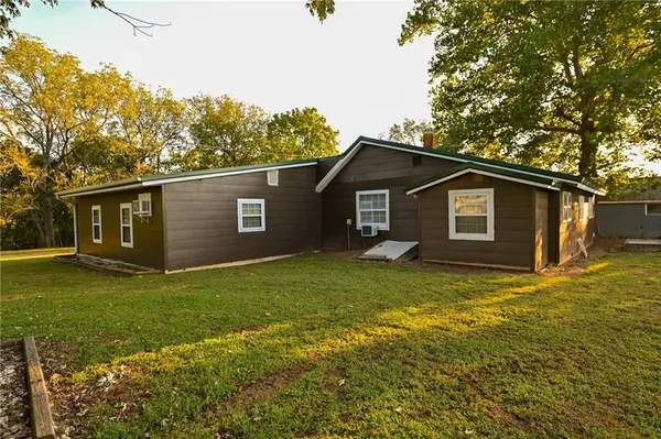 $215,000 | 9351 South 2700th Road, Harwood, MO 64750