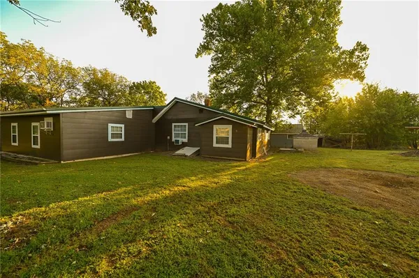 $215,000 | 9351 South 2700th Road, Harwood, MO 64750