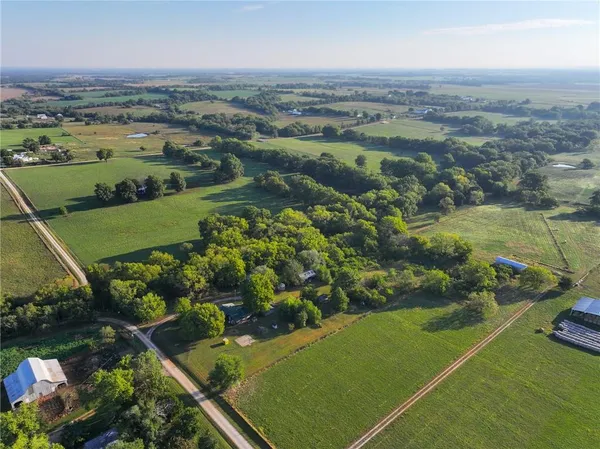 $215,000 | 9351 South 2700th Road, Harwood, MO 64750