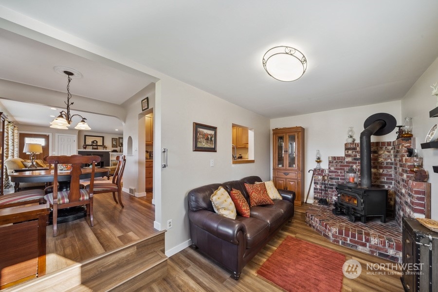 2007 Park Enumclaw Wa 98022 Enumclaw, WA 98022 - Photo 12 of 34 a living room with furniture